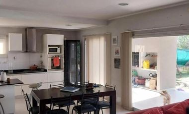 Casa en venta - 3 Dormitorios 3 Baños - Berazategui