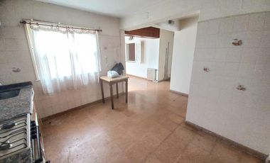 Alquiler comercial casa 4 ambientes sobre calle Alvear