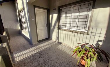 CARAPACHAY - LOTE PROPIO - 4 AMB CON JARDÍN Y GARAJE!