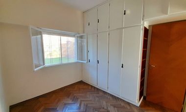 CARAPACHAY - LOTE PROPIO - 4 AMB CON JARDÍN Y GARAJE!