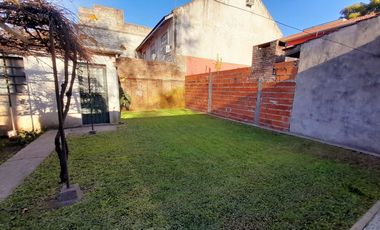 CARAPACHAY - LOTE PROPIO - 4 AMB CON JARDÍN Y GARAJE!