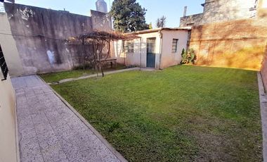 CARAPACHAY - LOTE PROPIO - 4 AMB CON JARDÍN Y GARAJE!