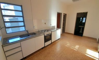 CARAPACHAY - LOTE PROPIO - 4 AMB CON JARDÍN Y GARAJE!