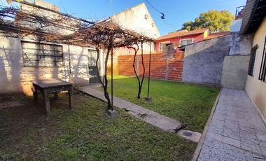 CARAPACHAY - LOTE PROPIO - 4 AMB CON JARDÍN Y GARAJE!