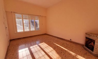 CARAPACHAY - LOTE PROPIO - 4 AMB CON JARDÍN Y GARAJE!