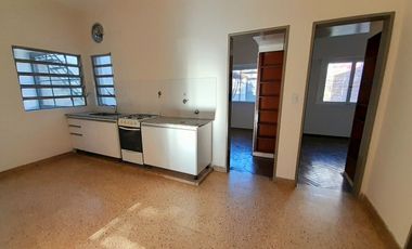 CARAPACHAY - LOTE PROPIO - 4 AMB CON JARDÍN Y GARAJE!