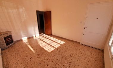 CARAPACHAY - LOTE PROPIO - 4 AMB CON JARDÍN Y GARAJE!