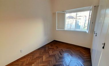 CARAPACHAY - LOTE PROPIO - 4 AMB CON JARDÍN Y GARAJE!