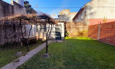 CARAPACHAY - LOTE PROPIO - 4 AMB CON JARDÍN Y GARAJE!