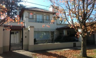 Casa en venta - 5 Dormitorios 4 Baños - City Bell