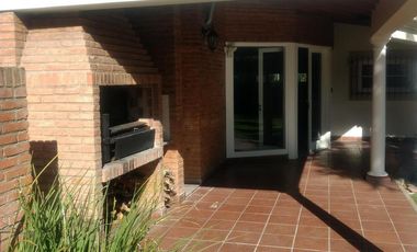 Casa en venta - 5 Dormitorios 4 Baños - City Bell