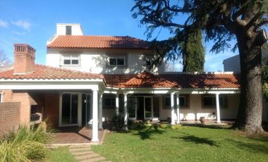 Casa en venta - 5 Dormitorios 4 Baños - City Bell