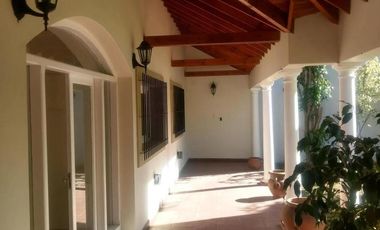 Casa en venta - 5 Dormitorios 4 Baños - City Bell