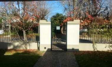 Casa en venta - 5 Dormitorios 4 Baños - City Bell