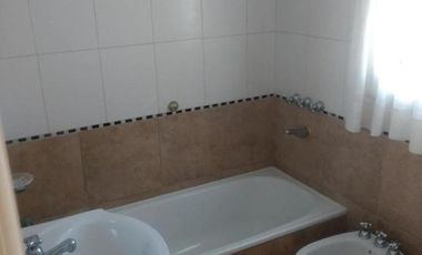 Casa en venta - 5 Dormitorios 4 Baños - City Bell