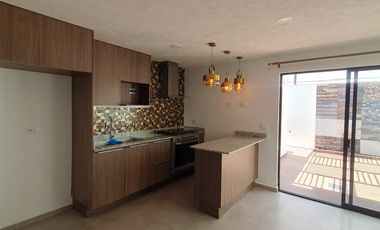 SE RENTA CASA EN ADAMAR DENTRO DE COTO MAREVNA