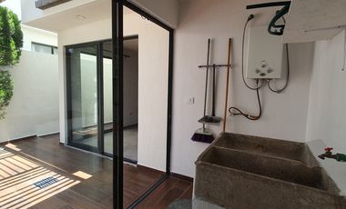 SE RENTA CASA EN ADAMAR DENTRO DE COTO MAREVNA