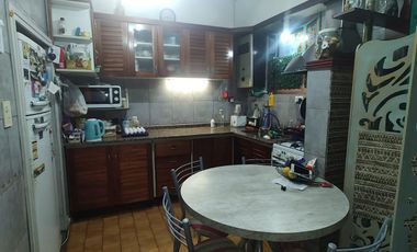 Casa en venta para dos familias de 3 ambiente y 2 ambientes  con cochera - Wilde