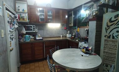 Casa en venta para dos familias de 3 ambiente y 2 ambientes  con cochera - Wilde