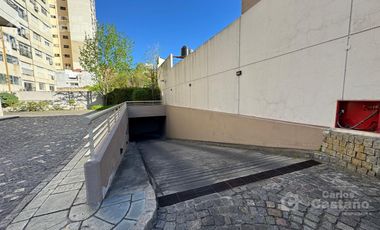 Moderno depto.2 amb. Amplios balcones c/ Vista.Cochera fija 2 autos. Edificio c/piscina, sum y seguridad, sobre Av. Maipú.