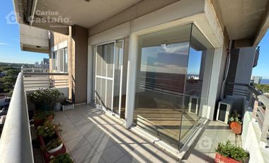 Moderno depto.2 amb. Amplios balcones c/ Vista.Cochera fija 2 autos. Edificio c/piscina, sum y seguridad, sobre Av. Maipú.