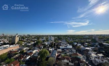 Moderno depto.2 amb. Amplios balcones c/ Vista.Cochera fija 2 autos. Edificio c/piscina, sum y seguridad, sobre Av. Maipú.