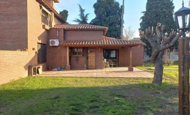 Casa en venta - 4 Dormitorios 3 Baños - Cochera - 1600Mts2 - Luis Guillón, Esteban Echeverría