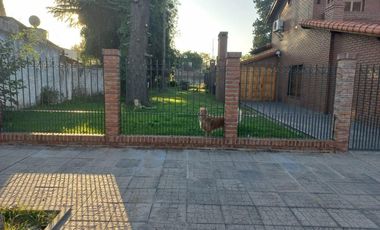 Casa en venta - 4 Dormitorios 3 Baños - Cochera - 1600Mts2 - Luis Guillón, Esteban Echeverría