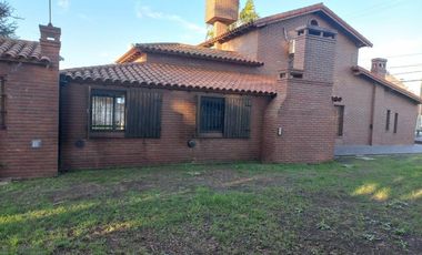 Casa en venta - 4 Dormitorios 3 Baños - Cochera - 1600Mts2 - Luis Guillón, Esteban Echeverría
