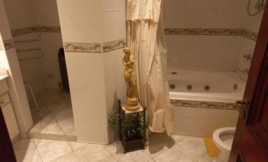 Casa en venta - 4 Dormitorios 3 Baños - Cochera - 1600Mts2 - Luis Guillón, Esteban Echeverría