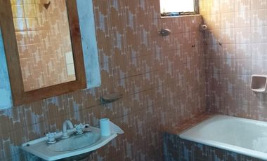 Casa en Florencio VarelaPres. Eduardo Lonardi Nº 65 entre Avenida Gobernador Monteverde y Juan Larrea. ????Florencio Varela. Barrio Villa Aurora.