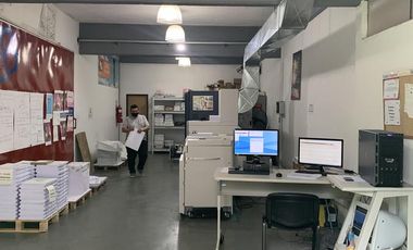 Establecimiento Industrial de 1350 m2 cubiertos, con salida a dos calles