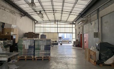 Establecimiento Industrial de 1350 m2 cubiertos, con salida a dos calles