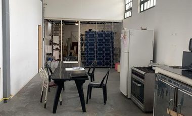 Establecimiento Industrial de 1350 m2 cubiertos, con salida a dos calles