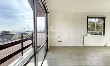 Casa en Arriendo en RECIEN REMODELADA CON HERMOSA VISTA