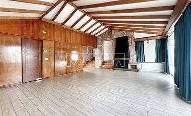 Casa en Arriendo en RECIEN REMODELADA CON HERMOSA VISTA