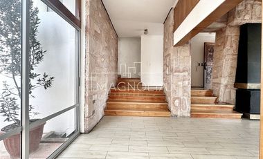 Casa en Arriendo en RECIEN REMODELADA CON HERMOSA VISTA