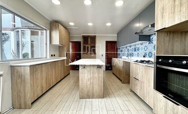 Casa en Arriendo en RECIEN REMODELADA CON HERMOSA VISTA