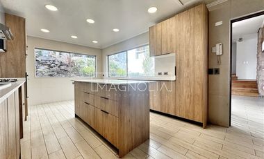 Casa en Arriendo en RECIEN REMODELADA CON HERMOSA VISTA