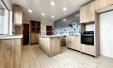 Casa en Arriendo en RECIEN REMODELADA CON HERMOSA VISTA