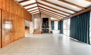 Casa en Arriendo en RECIEN REMODELADA CON HERMOSA VISTA