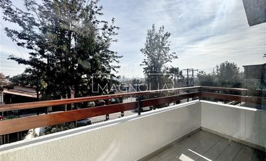 Casa en Arriendo en RECIEN REMODELADA CON HERMOSA VISTA