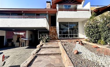 Casa en Arriendo en RECIEN REMODELADA CON HERMOSA VISTA