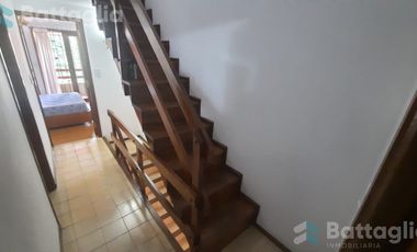 Triplex con cochera y parrilla en San Bernardo