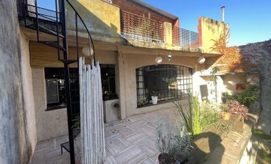 Bar y casa de coleccionista en venta en el bajo de San Isidro acepta depto menor valor en parte