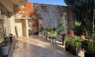 Bar y casa de coleccionista en venta en el bajo de San Isidro acepta depto menor valor en parte