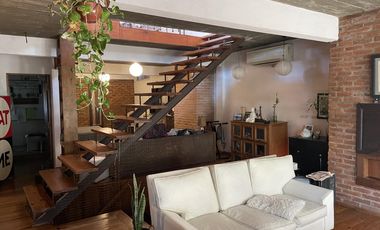Bar y casa de coleccionista en venta en el bajo de San Isidro acepta depto menor valor en parte