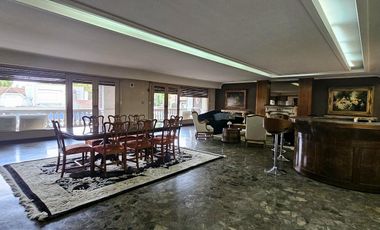 Imponente residencia en el corazón de Olivos.