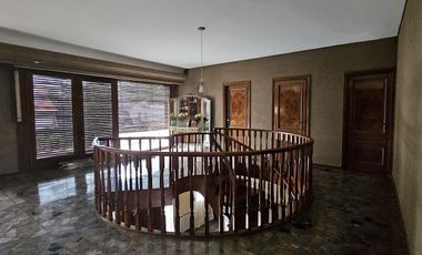 Imponente residencia en el corazón de Olivos.