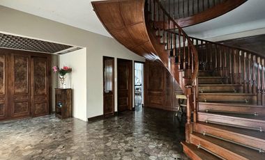 Imponente residencia en el corazón de Olivos.